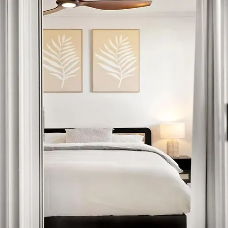 Spring Hill 2br, 2ba Retreat Sleeps 6 - Walk To Cbd With Pool, Free Parking, Balcony, Views, Fast Wi-fi & Gym Apartment *
