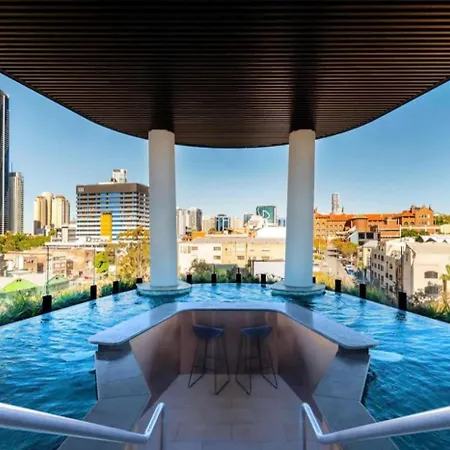 Style Infinity Pool Gym Chic 1 Bedroom *