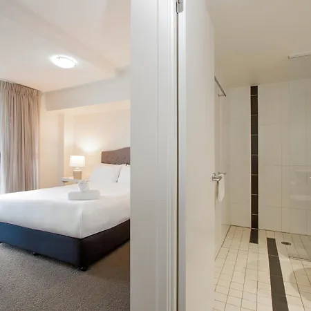 Stylish 2 Bdr Near Qut And Rbwh With Parking Brisbane