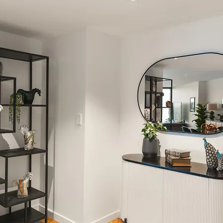 Skylight With Free Parking *