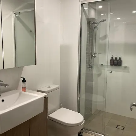 24 Bromley St Private In A Luxurious Shared