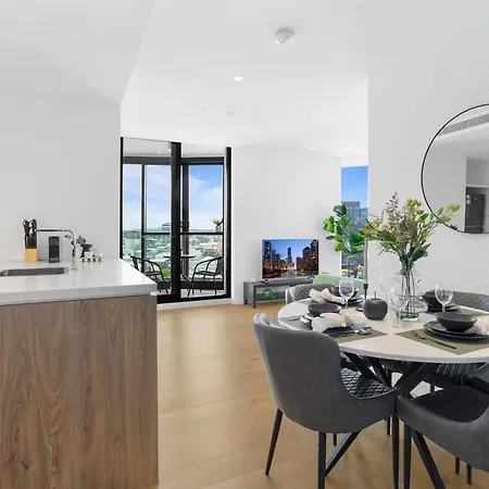 Apartment Valley Getaway - Rooftop Pool - Parking - Sleeps 6 Brisbane
