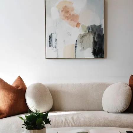 High Rise 2br In Cbd Apartment