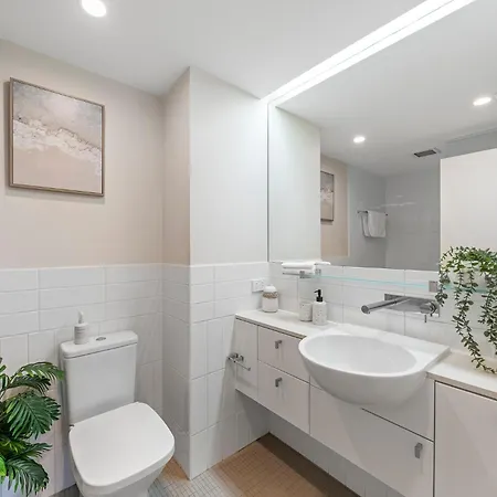 Apartment Stylish Roma Parklands Retreat - Stunning Park Views From Every Room, Heated Pool, Gym, Private Carpark, Suncorp Stadium, 10 Min Walk To Cbd