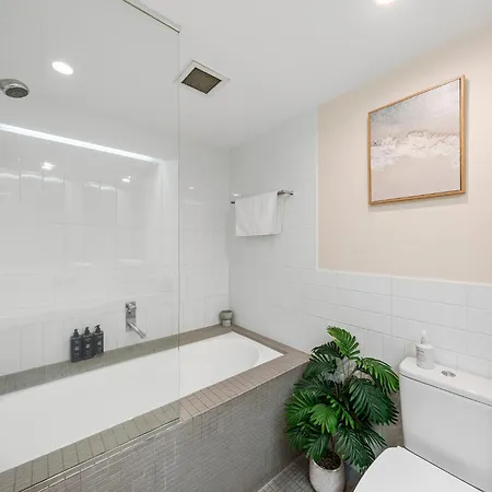 Stylish Roma Parklands Retreat - Stunning Park Views From Every Room, Heated Pool, Gym, Private Carpark, Suncorp Stadium, 10 Min Walk To Cbd Brisbane