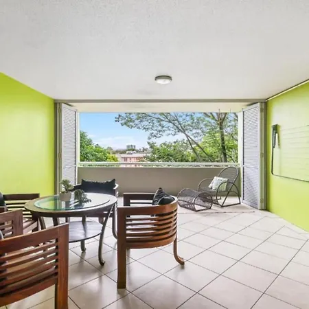 Lovely 3-bed With Alfresco Dining By Custom Hosting Apartment