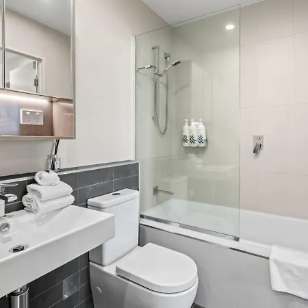 Apartment 2br Modern With Balcony Great Location Brisbane