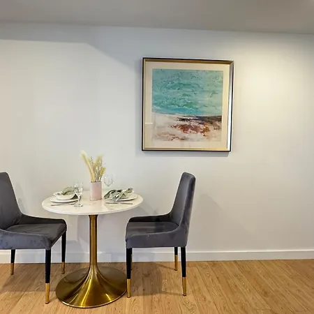 Apartment 1br One Modern High-rise With Pool & Gym Access *