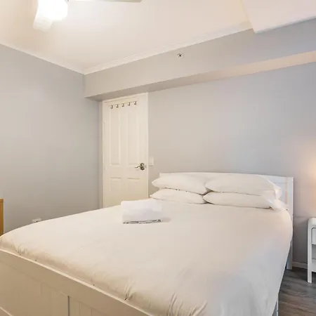 Skyline Escape - Pool, Gym & Sauna Apartment