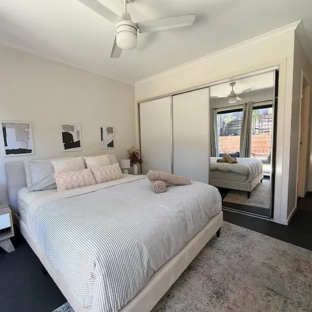 Apartment 2b2b With Courtyard - Close To Cbd - Free Parking *