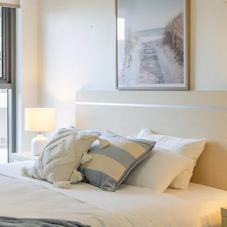 Oaks Panoramic 2br With Pool, Parking, Gym *