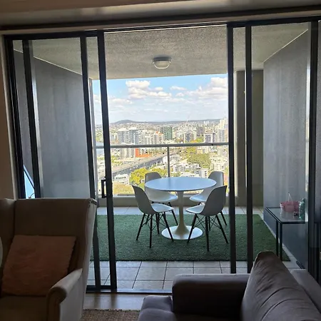Stunning Views Over River, Kangaroo Point And Story Bridge *