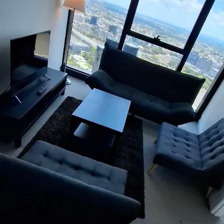 Skyrise Upper Floor Infinite Pool Apartment