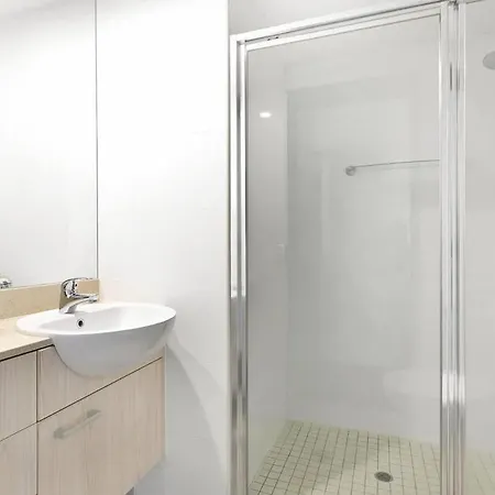 Spring Hill 2br, 2ba Retreat Sleeps 6 - Walk To Cbd With Pool, Free Parking, Balcony, Views, Fast Wi-fi & Gym Apartment *