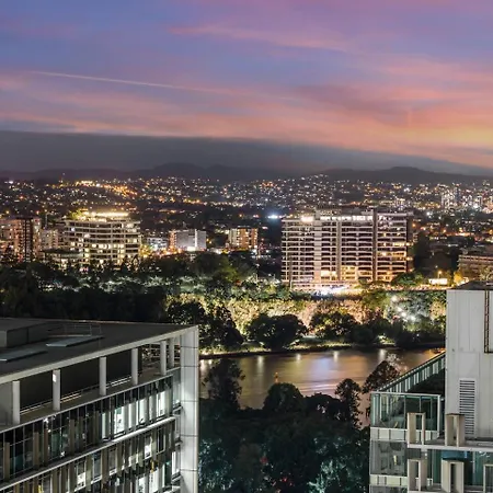 Dusk A Luxury 2bed 2bath Cbd Sky With Pool Parking And