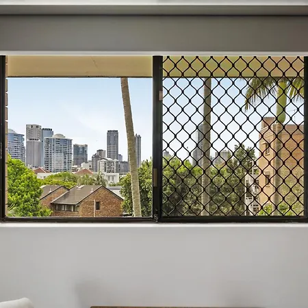 Spacious New Farm With Balcony And Secure Parking * Brisbane