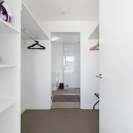 Apartment Immaculate Floor Views - 2bed-2bath-1car-pool *