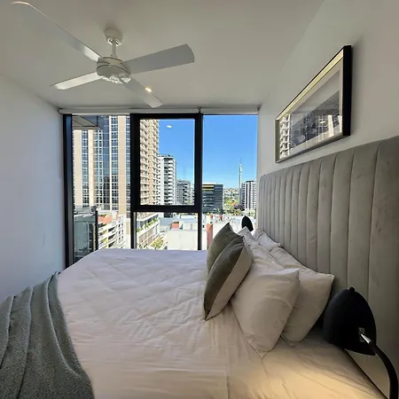 Apartment 1br One Modern High-rise With Pool & Gym Access *