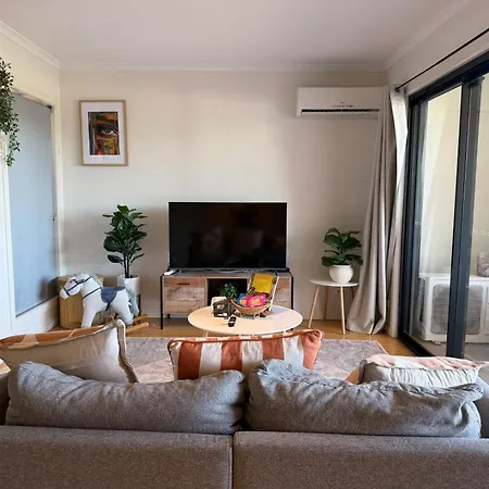 Apartment 2b2b With Courtyard - Close To Cbd - Free Parking *