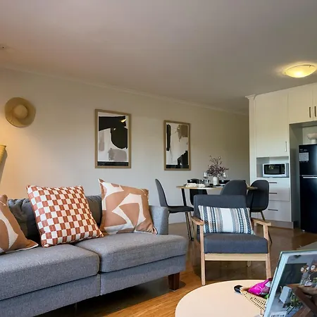2b2b With Courtyard - Close To Cbd - Free Parking Apartment