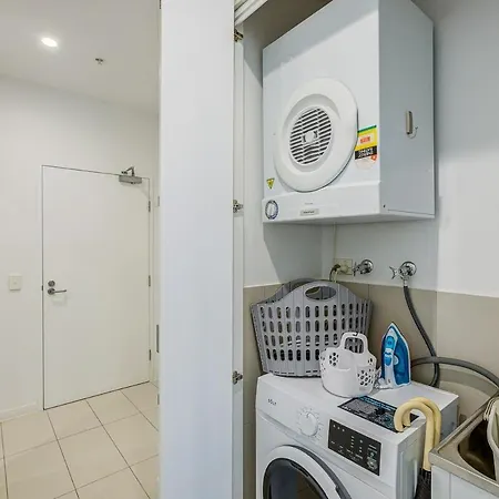 Modern 1br Retreat - Pool, Gym, Parking - Walk To South Bank