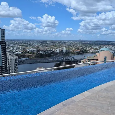 Premium Unit W/ Rooftop Pool In The Heart *