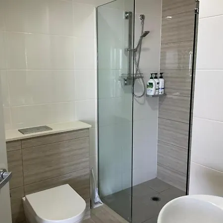 Modem Two Bedroom In Inner Cbd Apartment *