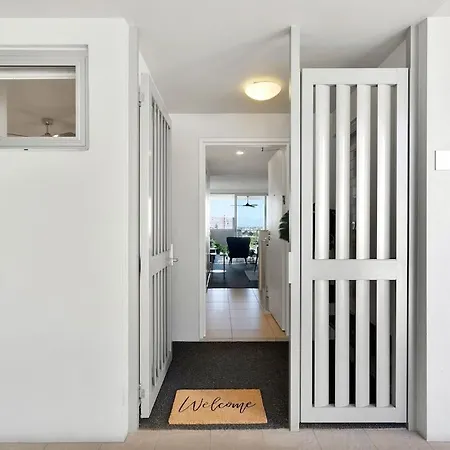 Apartment Spring Hill 2br, 2ba Retreat Sleeps 6 - Walk To Cbd With Pool, Free Parking, Balcony, Views, Fast Wi-fi & Gym Brisbane
