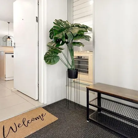 Apartment Spring Hill 2br, 2ba Retreat Sleeps 6 - Walk To Cbd With Pool, Free Parking, Balcony, Views, Fast Wi-fi & Gym *
