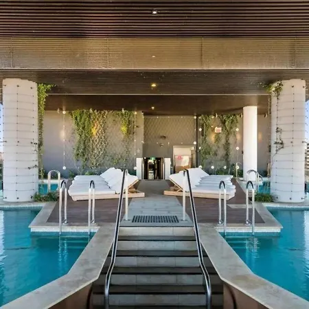 Style Infinity Pool Gym Chic 1 Bedroom *