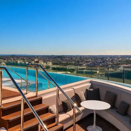 Apartment Style Infinity Pool Gym Chic 1 Bedroom