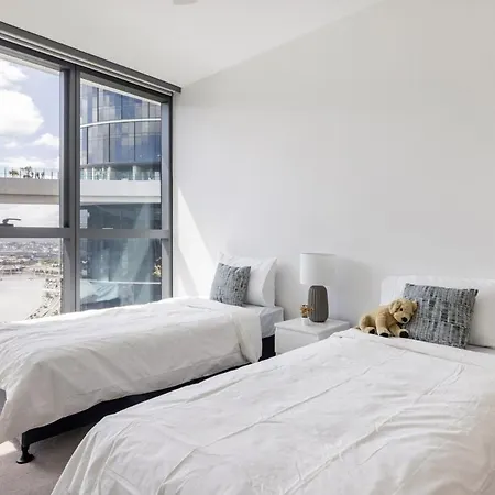Gorgeous 3br With Study Overlooking Bne River