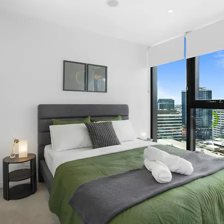 Apartment Valley Getaway - Rooftop Pool - Parking - Sleeps 6 *