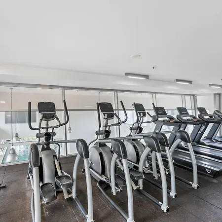 Stylish Roma Parklands Retreat - Stunning Park Views From Every Room, Heated Pool, Gym, Private Carpark, Suncorp Stadium, 10 Min Walk To Cbd *