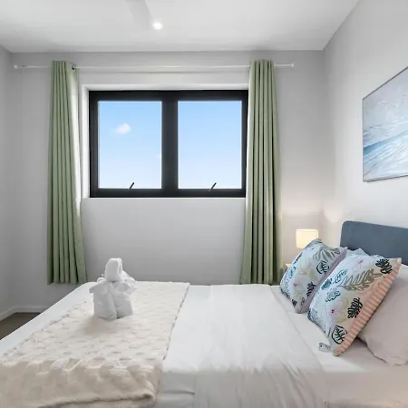 2br Modern With Balcony Great Location
