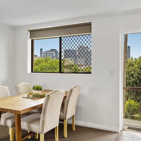 Spacious New Farm With Balcony And Secure Parking * Brisbane