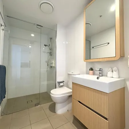 1br One Modern High-rise With Pool & Gym Access