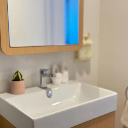 1br One Modern High-rise With Pool & Gym Access Apartment *