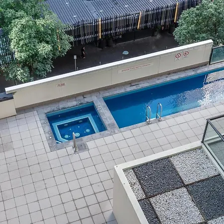 Skyline Escape - Pool, Gym & Sauna Apartment