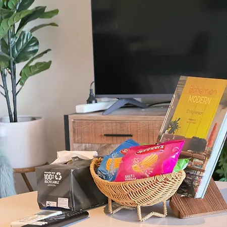 Apartment 2b2b With Courtyard - Close To Cbd - Free Parking *