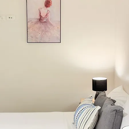 Street 2br2bath With Free Parking *
