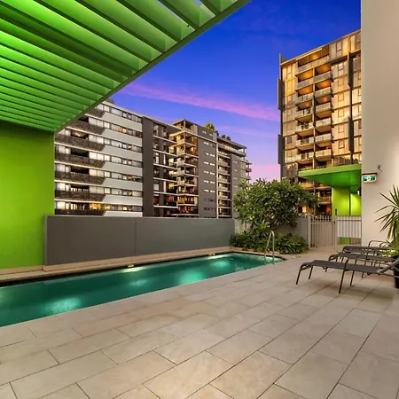 Modern 1br Retreat - Pool, Gym, Parking - Walk To South Bank Brisbane