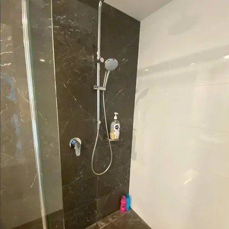 Skyrise Upper Floor Infinite Pool Apartment *