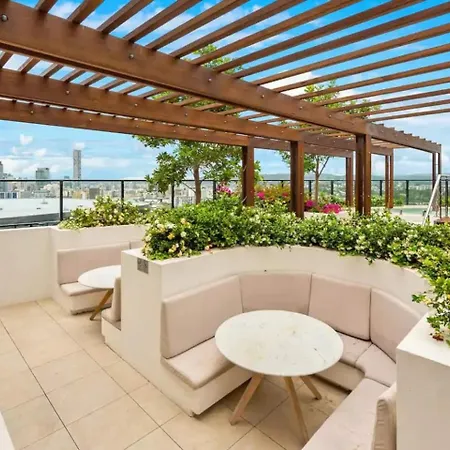 Valley Getaway - Rooftop Pool - Parking - Sleeps 6 Apartment Brisbane