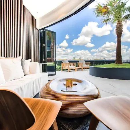 Valley Getaway - Rooftop Pool - Parking - Sleeps 6 Apartment