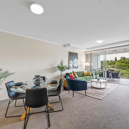 Stylish Roma Parklands Retreat - Stunning Park Views From Every Room, Heated Pool, Gym, Private Carpark, Suncorp Stadium, 10 Min Walk To Cbd Apartment