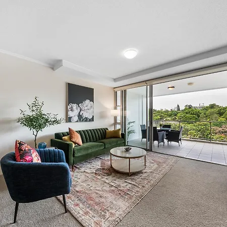 Apartment Stylish Roma Parklands Retreat - Stunning Park Views From Every Room, Heated Pool, Gym, Private Carpark, Suncorp Stadium, 10 Min Walk To Cbd