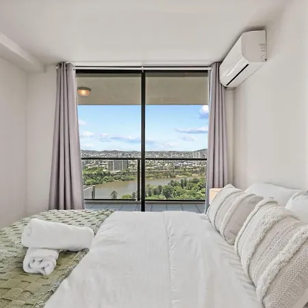 Luxury High Rise 2br In Cbd