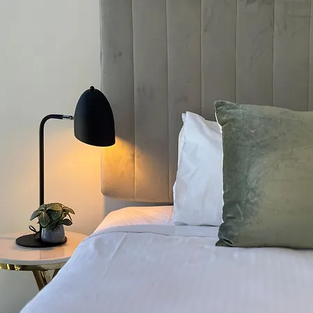1br One Modern High-rise With Pool & Gym Access Brisbane