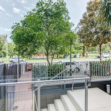 Apartment Modern 1br Retreat - Pool, Gym, Parking - Walk To South Bank